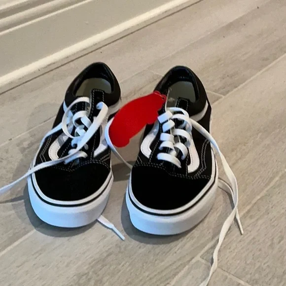 Vans Old Skool sneakers NWT Size 6 - Picture 1 of 3